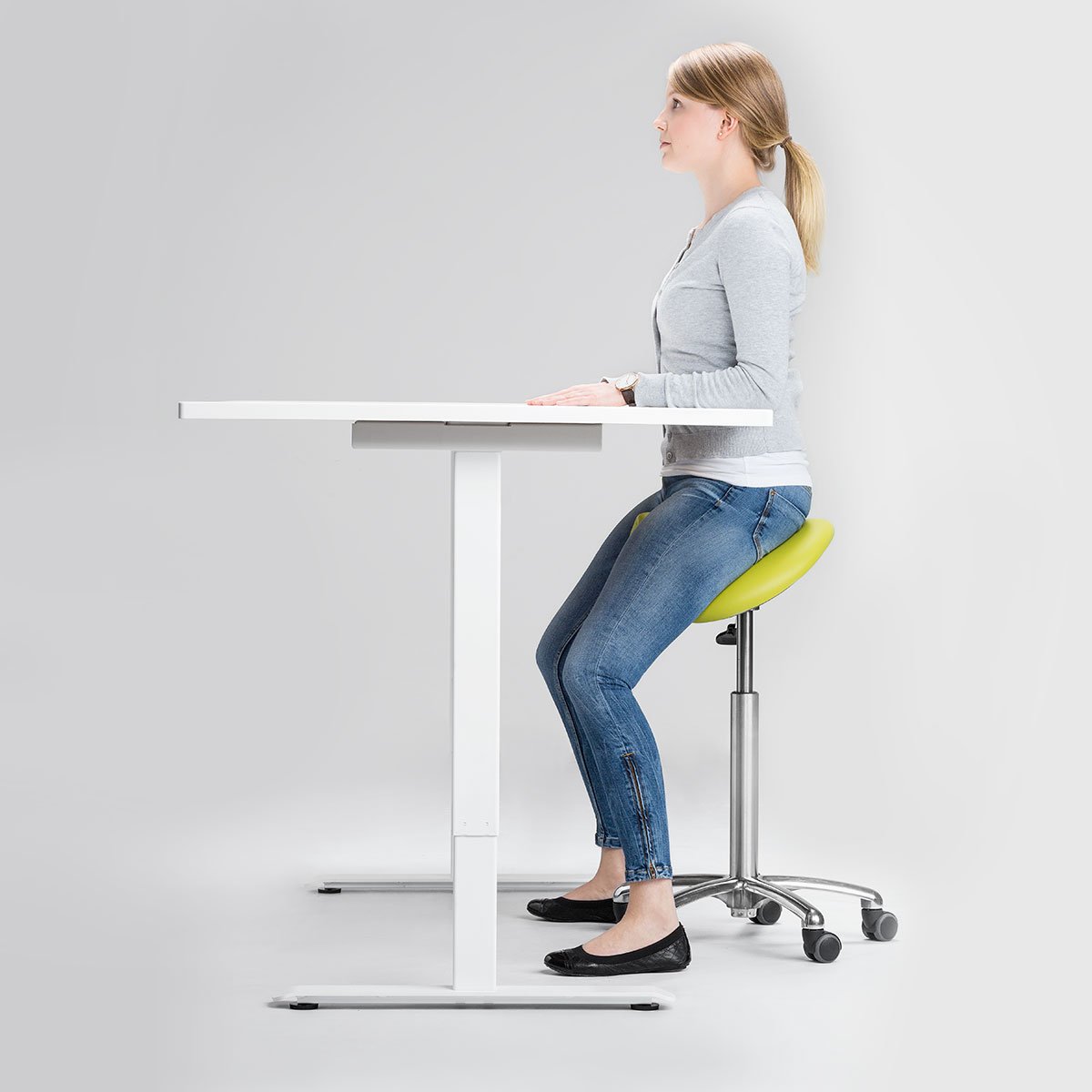 Vario-sähköpöytä ergonomia satulatuolin kanssa